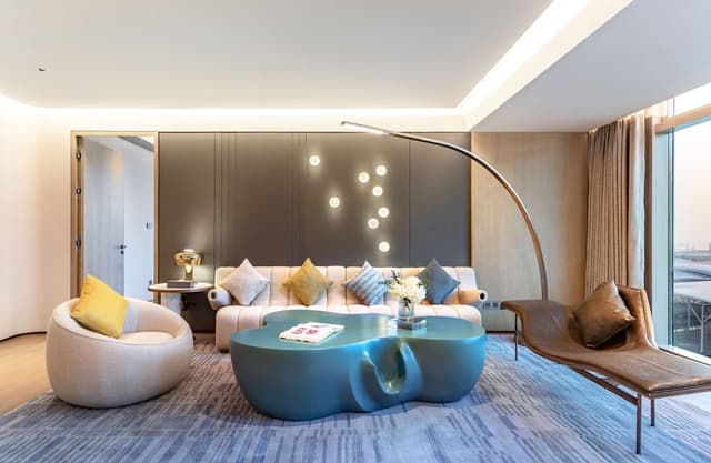 KING EXECUTIVE SUITE