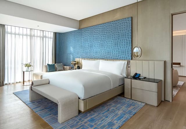 KING EXECUTIVE SUITE