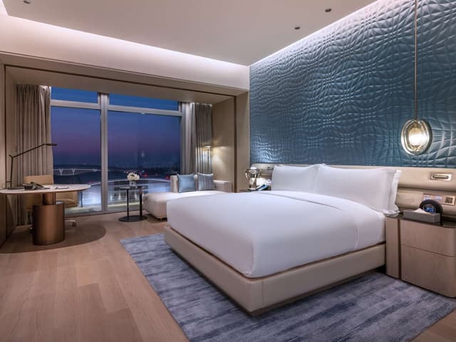 KING DELUXE ROOM