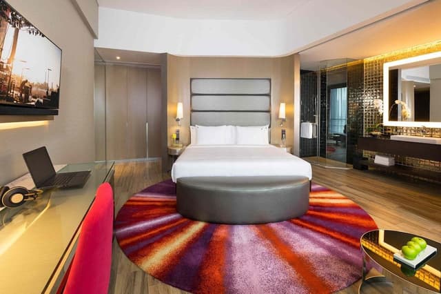 Superior King Room (Large Round Bathtub)