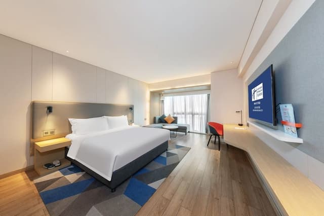 Standard Room, 1 King Bed (High Floor, Extra Floor Space)