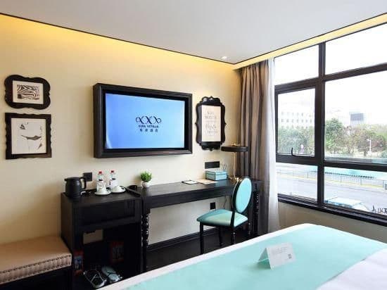 Xana - Bed Room With View