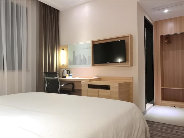 Stand Queen Room