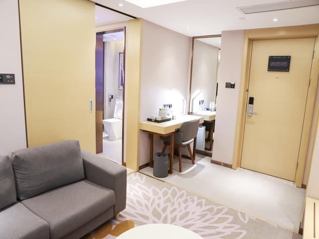 Business Suite 1 Queen Bed