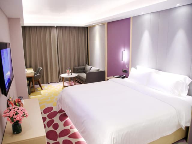 1 Queen Bed Business Suite