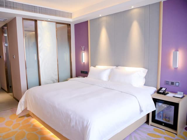 Business Queen Room