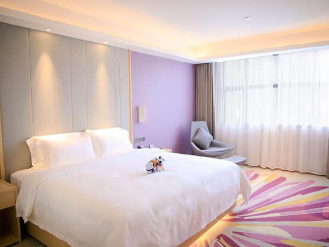1 Queen Bed Business Suite