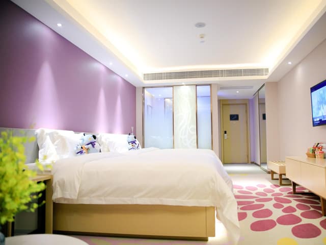 1 Queen Bed Business Suite