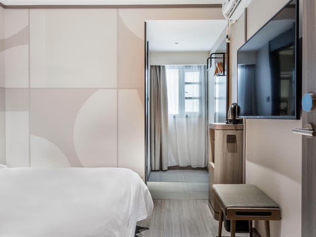 Huazhu - Room With Bed