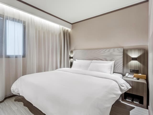 Huazhu - Room With Bed
