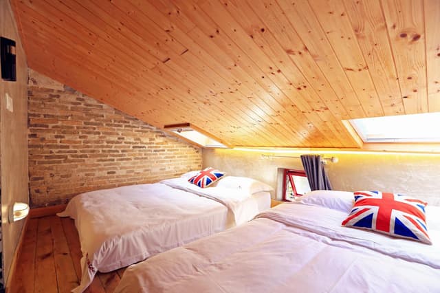 Twin Bed Room
