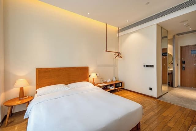 Lake View King Room