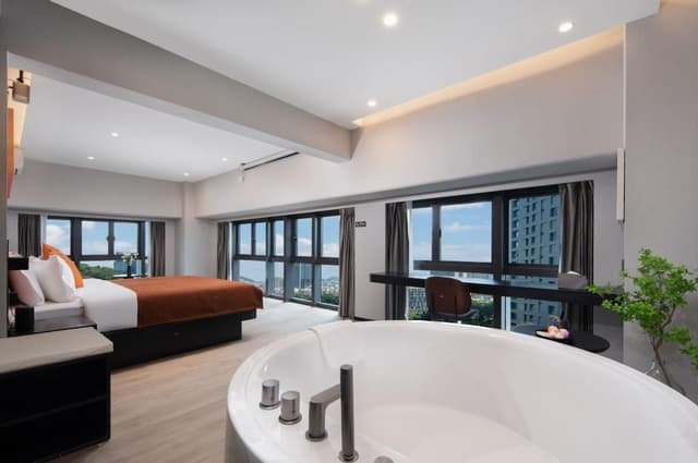 Bathtub Room