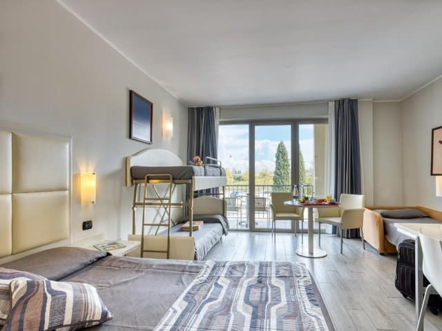 Quintuple Room