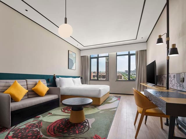 KING GUEST ROOM HIGH FLOOR