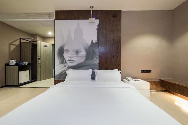 Cinema Era King-size bed room No Window