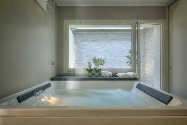 Royal Suite Spa, jetted tub