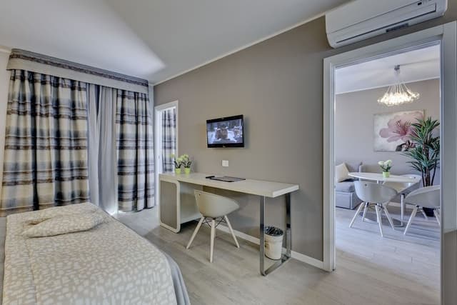 Royal Suite Spa, jetted tub
