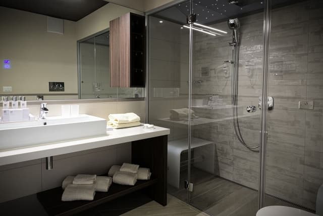 Royal Suite Spa, jetted tub