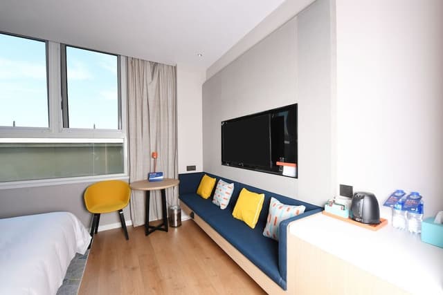 Standard Room, 1 King Bed, City View