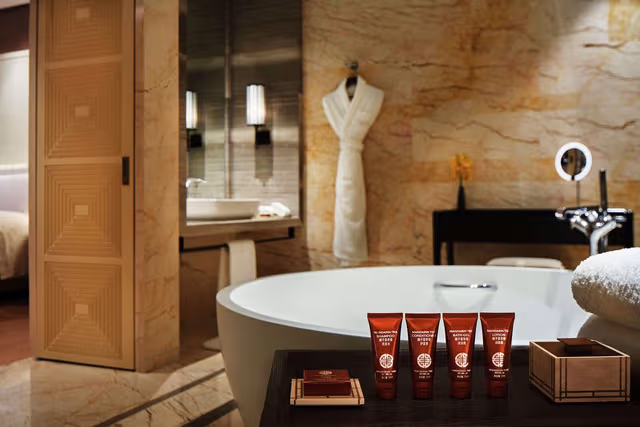 KING EXECUTIVE SUITE