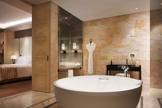 KING EXECUTIVE SUITE