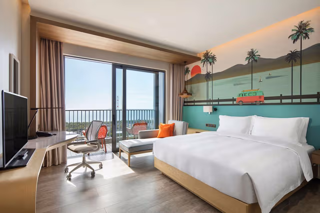 KING GUEST ROOM SEA VIEW WITH BALCONY LOW FL