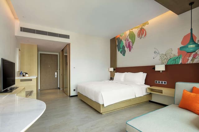 KING GUEST ROOM WITH BALCONY