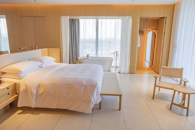 Deluxe Studio Suite, 1 Queen Bed, Balcony, Garden View