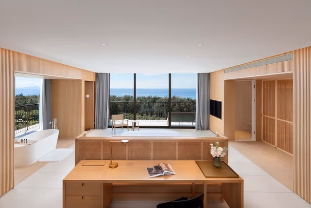 Deluxe Studio Suite, 1 Queen Bed, Balcony, Ocean View