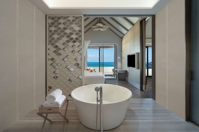 KING DELUXE SUITE OCEAN VIEW