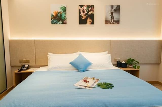 Business King Room