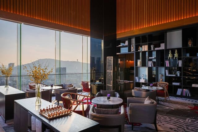 Club Room, 1 King Bed, City View