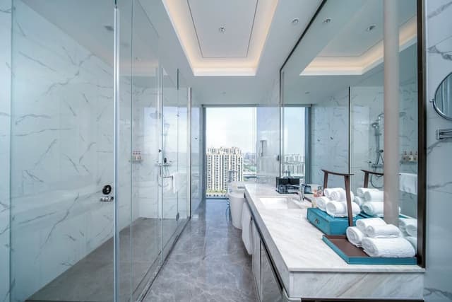 Suite, Multiple Beds, Bathtub