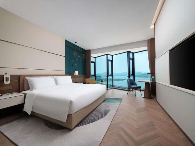 Superior Room, 1 King Bed, Lake View
