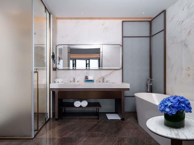 Superior Suite, 1 King Bed, Club Lounge Access, Lake View