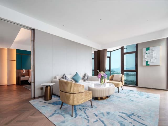 Superior Suite, 1 King Bed, Club Lounge Access, Lake View