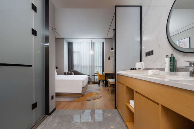 KING GUEST ROOM HIGH FLOOR