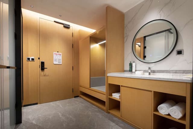 KING GUEST ROOM HIGH FLOOR