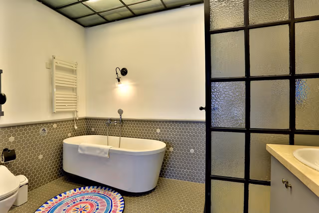 Courtyard King Bed