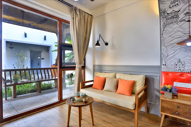 Courtyard King Bed