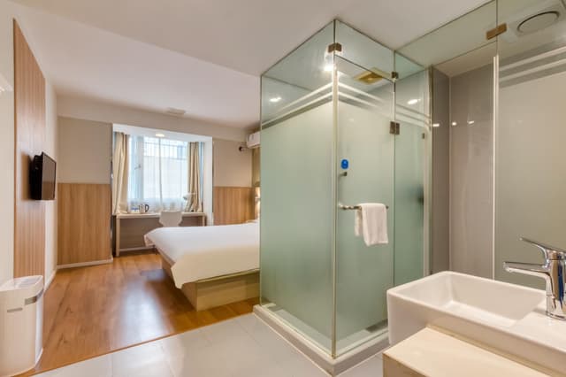 Huazhu - Room With Bed