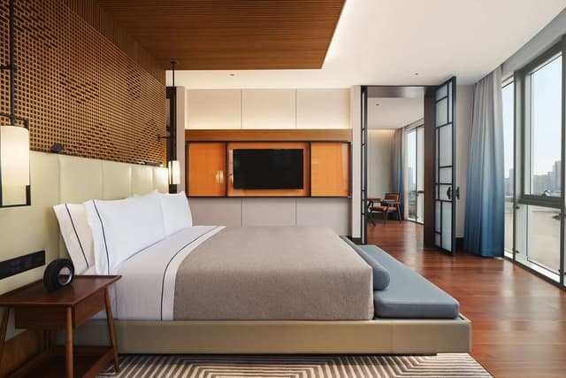 DELUXE PANORAMA LAKE VIEW SUITE