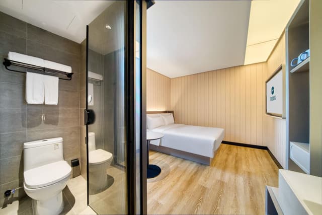 Huazhu - Room With Bed