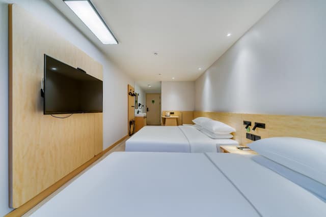 Huazhu - Quwei Plywood Family Room