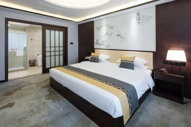Deluxe Suite Queen Bed