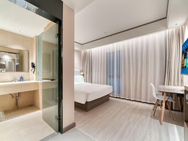 Huazhu - Room With Bed