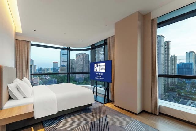 1 King Standard City View Extra Floor Space