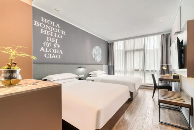 Huazhu - Deluxe Twin Room