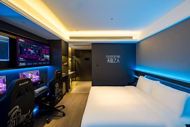 Stand Queen Room
